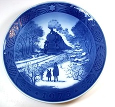 Royal Copenhagen 1973 plate Going Home for Christmas blue &amp; white 7.25&quot; - $9.82