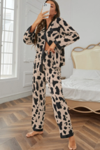 Khaki Cheetah Contrast Trim Loose Fit Two Piece Sleepwear - $499.12 MXN