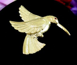 HUMMINGBIRD PIN Vintage Red Rhinestone Brooch Humming Bird Flying Goldtone 2&quot; - £11.73 GBP