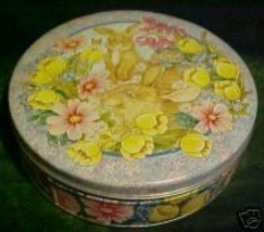 6.75” Blue Tin with 2 Easter Bunny Rabbits With Yellow Flowers;6.75&quot;dia.x 2&quot;Hi - £8.03 GBP