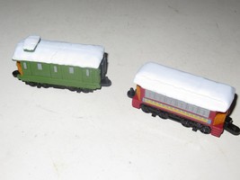 TWO PLASTIC TRAIN CARS- CABOOSE/COACH- CLOSE TO HO SCALE- GOOD- H40 - $52.63 MXN