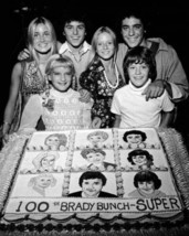 The Brady Bunch cast celebrate 100 episodes with Brady cake 5x7 photo - £5.53 GBP