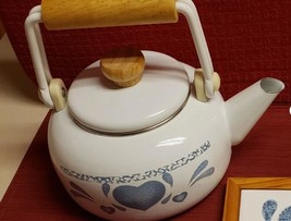 Jay White Enamel Tea Kettle Pot With Blue Hearts White Blue Vintage 80&#39;s - $584.48 MXN