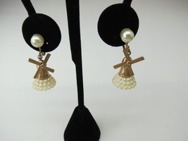Vintage Windmill Earrings Dangle Faux Pearl Gold Tone Screwback Screw Back Spins - £17.29 GBP