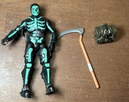 Fortnite Green Glow Skull Trooper 4” Action Figure With Weapon - £16.18 GBP