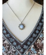 Vtg 1970s AVON Blue Moon Glow Cabochon &amp; Blue Rhinestone Silver Tone Nec... - €19,37 EUR
