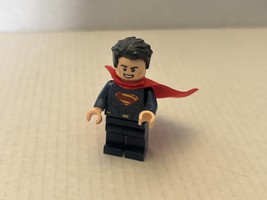 Official LEGO DC Comics Superman Figure - $234.05 MXN