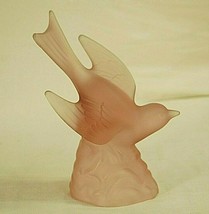 L.E. Smith Pink Satin Frosted Glass Bird in Flight Figurine Statue Vintage Table - £31.64 GBP