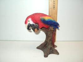 Macaw Figurine San Diego Zoo Wild Animal Park Red on a Tree Stump 5&quot; Hig... - £26.23 GBP