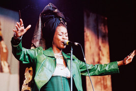 Erykah Badu 24x18 Poster Green Outfit in Concert - £19.15 GBP