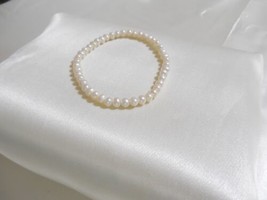 Department Store 7&quot; Simulated White Pearl Stretch Bracelet R949 - £9.30 GBP