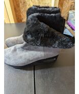 DKNY Women&#39;s Wedge Heel Ankle Boot Gray Microsuede Size 9.5 - €38,34 EUR