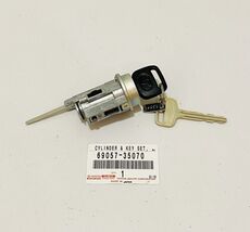 Genuine Toyota 4Runner Tacoma Ignition Switch Lock Cylinder + Key 69057-... - $2,150.77 MXN