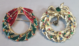 Christmas Wreath Pin Brooch Goldtone Colored Rhinestones Enameled Set of 2 - £14.20 GBP