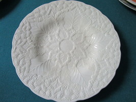 Wedgwood [WW WW120] Embossed Leaf Pattern On White dinner plate 9&quot; RARE [a*4-1] - £73.95 GBP