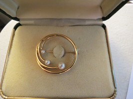 Vintage Monet Pin Brooch Circular Gold Tone Designer Shiny Finish Original Box - £8.01 GBP