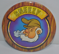 Vintage 70s/80s Walt Disney Snow White Sneezy - 3&quot; Pinback Button Pin - $369.26 MXN
