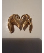 Vintage CROWN TRIFARI Brushed Gold Tone Swirl Clip Earrings Signed - £21.58 GBP