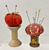 2 Handmade Tomato Pincushions 1 Felted Wool 1 Floral Fabric Both of Wood... - $338.70 MXN