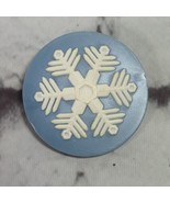 Hallmark PIN Christmas Vintage SNOWFLAKE White on Blue 1985 Holiday Brooch - £7.73 GBP