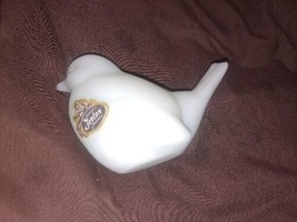 VTG Fenton Glass Bird Figurine With Sticker Ivory White - £56.04 GBP