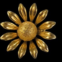 Vintage 1 1/2&quot; Gold Tone Flower Brooch - £11.74 GBP