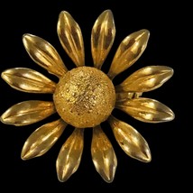 Vintage 1 1/2&quot; Gold Tone Flower Brooch - £11.72 GBP