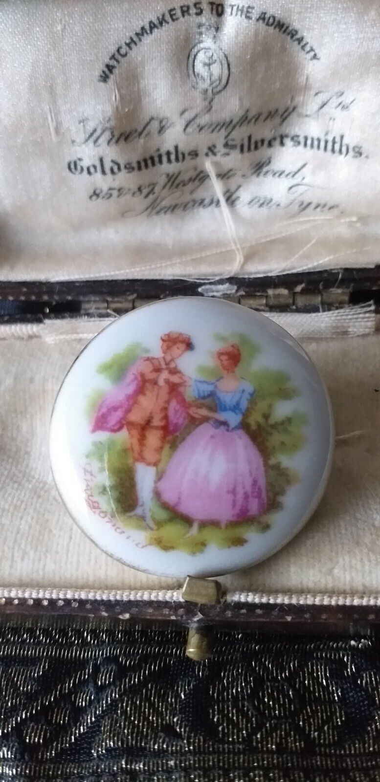 Vintage 1930-s Fragonard Courting Couple Ceramic Brooch - Very Beautiful! - $25.74