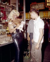 Jayne Mansfield signing autograph for fan by Golden Nugget casino Las Ve... - £55.94 GBP