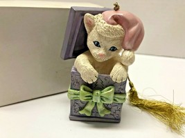 LENOX Kitty Cat White With Santa Hat In Christmas Present Ornament - £15.87 GBP