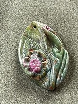 Nicely Carved Small Green Pinched Oval w Fuchsia Pink Flower Stone Pendant or - £22.62 GBP
