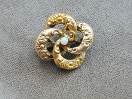 Ornate Victorian Gold Tone Repousse Genuine Opal Pin - €26,24 EUR
