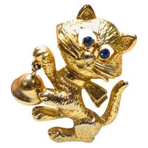 Vintage Avon Cat with Blue Rhinestone Eyes Dangle Bell Gold Tone Brooch Pin - €18,68 EUR