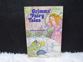 Vintage 1977 Grimm&#39;s Fairy Tales Edited by Nora Kramer Paperback Book - £5.07 GBP