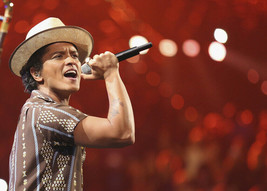 Brune Mars cool photo in concert performing wearing hat 5x7 inch press p... - $5.75