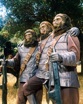 Planet of the Apes 16x20 Poster soldier apes pose for photograph - £15.72 GBP