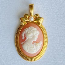 1988 Avon ‘Romantic Portraits’ Cameo Gold Tone Faux Peach Pearl Pendant - £27.61 GBP