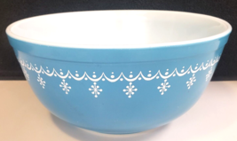 Pyrex Vintage Snowflake Garland Blue w/White Print 2-1/2 Quart (403) Mixing Bowl - $36.99