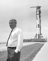 Wernher Von Braun In Front Of The Apollo 11 Saturn V 8X10 Nasa Photo Reprint - £6.67 GBP