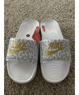 Nike Victori One Slide Print (White/Metallic Gold-Wolf Grey) Women’s Siz... - $41.52 CAD