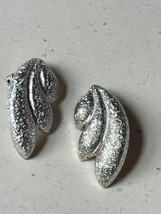 Vintage Large Finely Etched Silvertone Abstract Leaf Clip Earrings – 1 and 3/8th - £14.87 GBP