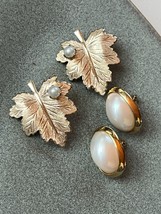 Lot of SarahCov Marked Etched Goldtone Leaf w Faux White Pearl &amp; Oval Faux Mabe - £11.93 GBP