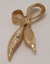 Gerry&#39;s Gold Tone Textured Ribbon Bow Fashion Brooch Pin Vintage - £5.81 GBP