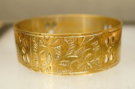 Vintage Costume Jewelry Pierced Engraved Clover Leaf Brass Bangle Bracelet - $19.79