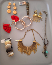 BUNDLE Lot of 8 Fashion Jewelry Items 4 earrings 2 bracelets 2 necklaces - £9.64 GBP