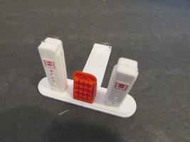 Vtg Plasticville O/S Scale Gasoline Pumps with Can Rack One Piece Part   PR - $70.67 MXN