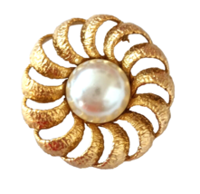 Vintage Gold Tone Women&#39;s Brooch/Pin Large Center Faux Pearl 2 Inches Round - £7.74 GBP