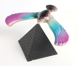 Amazing Balancing Bird with Triangle Stand - C&amp;H Solutions (Color May Vary) - $145.94 MXN