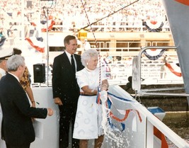 Barbara Bush christens USS George Washington aircraft carrier Photo Print - £6.88 GBP+