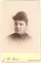 Circa 1880&#39;S Cabinet Card Beautiful Young Woman Wearing Brooch Bull Chariton, Ia - £7.57 GBP